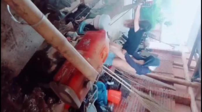 【勾搭拖拉机大哥】黑丝高跟齐逼短裙少妇,户外勾搭农民大哥激情(下集)) 预览截图 2