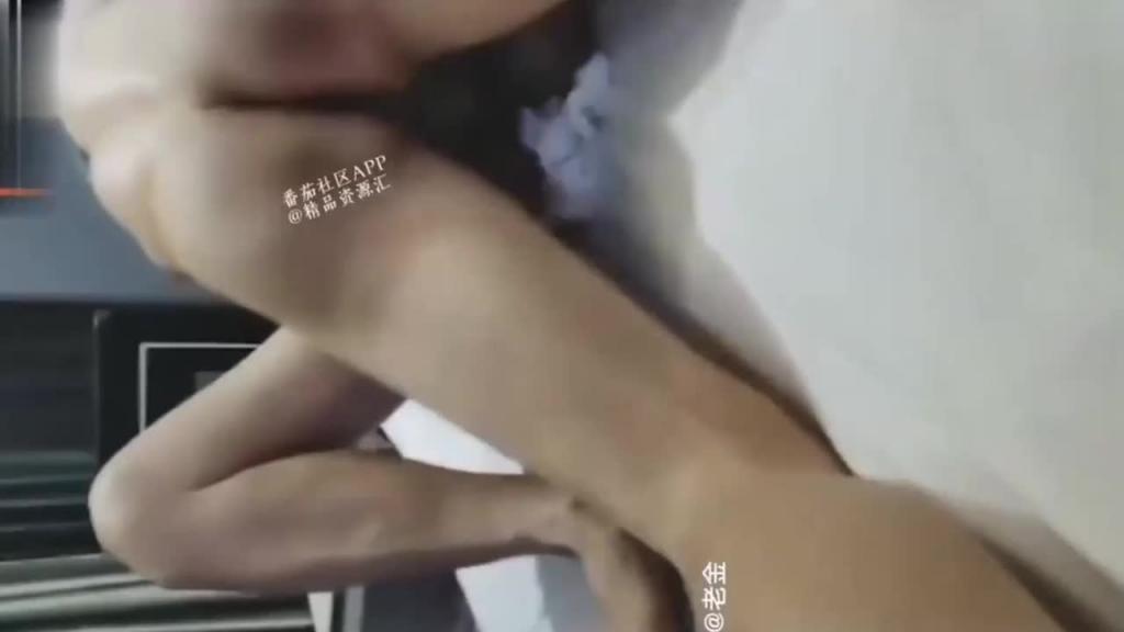 【绝版祖孙乱伦】爷爷奶奶做爱被孙子偷看，老头70岁舔逼，孙子想操奶奶 预览截图 4