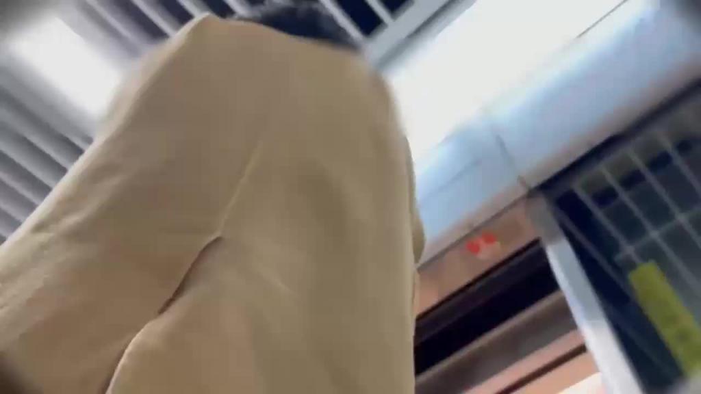 【高清街拍】成都第一城偶遇不穿内裤闷骚女神 欣赏无毛肥穴 预览截图 4