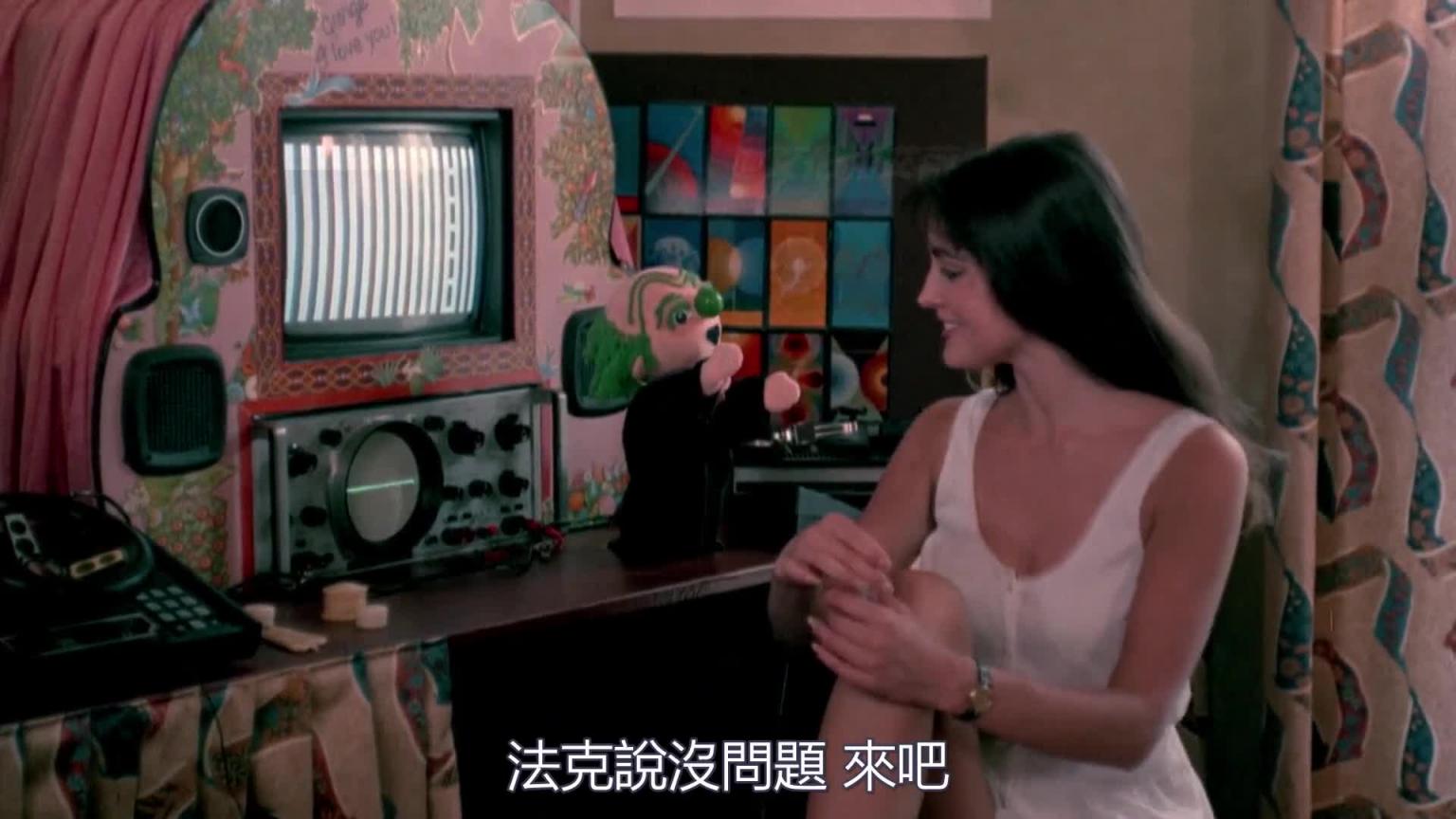 女孩在马路上搭车,没想到司机动了歪心!...|1986年B级Cult片《地狱周末》 预览截图 2