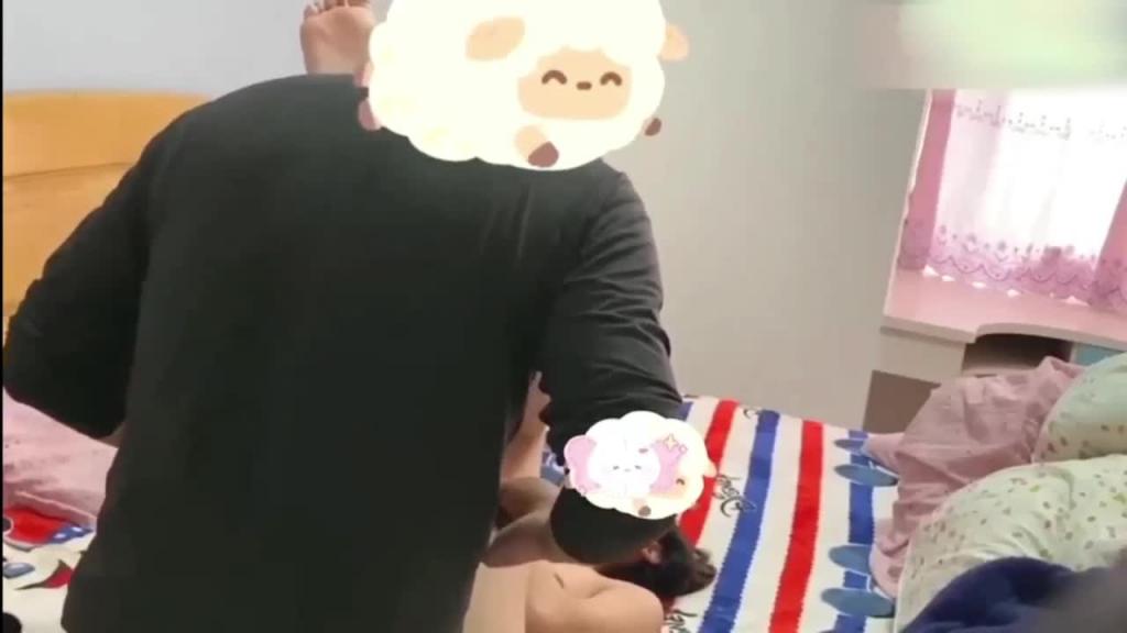 {真实诱奸继女}趁老婆不在家,继父诱骗继女上床乱伦,真是禽兽不如! 预览截图 9