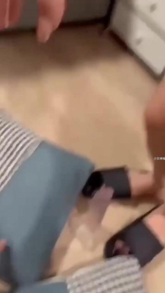 真实杭州女学生校园黑料,叫上兄弟一起在学校门口3p爆操 预览截图 4