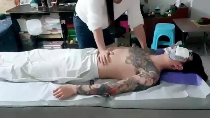 伪娘按摩店之套路直男做爱【上集】 预览截图 2