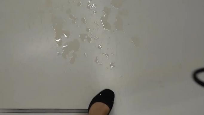 在人来人往超市内大胆漏出自慰喷水,真刺激 预览截图 6