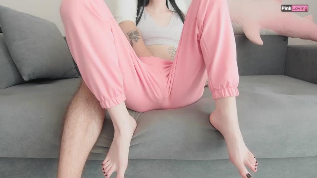 『pinkloving』玩弄她的粉穴直达高潮弄湿裤子 预览截图 1