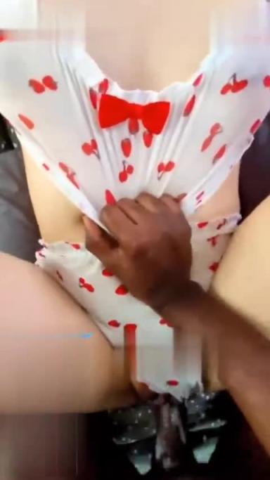 媚黑婊--广州丰满少妇人妻在家被黑祖宗的大黑吊无套疯狂勐怼出白浆 少妇爽到飞起 预览截图 12