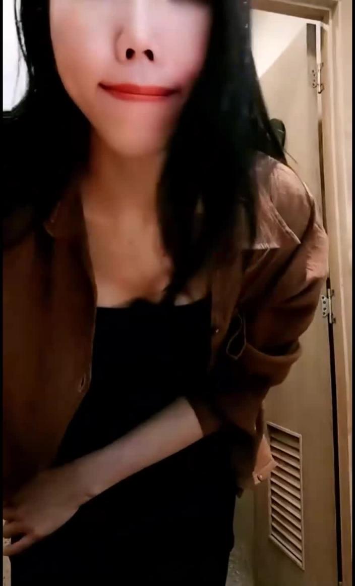 户外露出！奶茶店露奶子，卫生间跳蛋自慰，坐马桶上跳蛋拉扯，淫语骚话，表情淫骚 预览截图 12