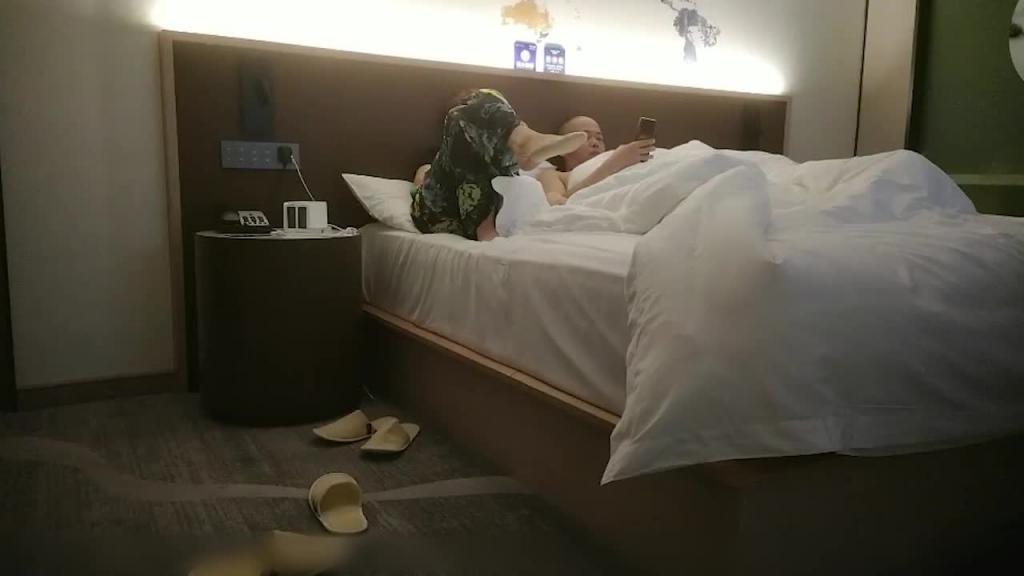 短发小学教师偷情老公好久不操她,扶着鸡巴坐上去哎呦哎呦的叫 预览截图 9