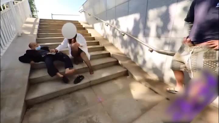 【性感小猫眯04】户外勾搭老大爷3P，天桥上紧张刺激 预览截图 7