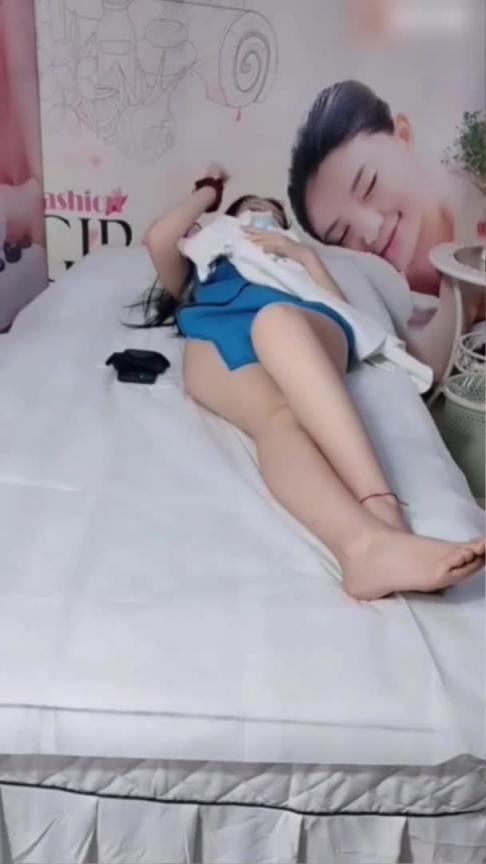 美女SPA私密按摩被技师强上还和老爸视频通话 预览截图 2
