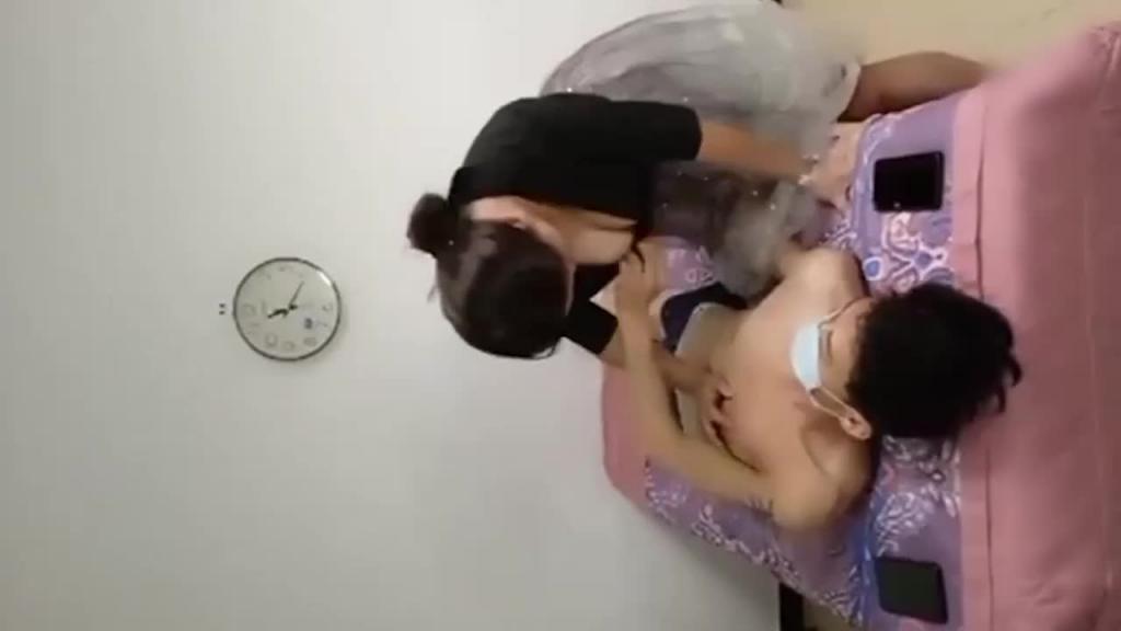大奶熟女阿姨跟老公打着电话被强上了 被小哥哥操的很舒坦 预览截图 1