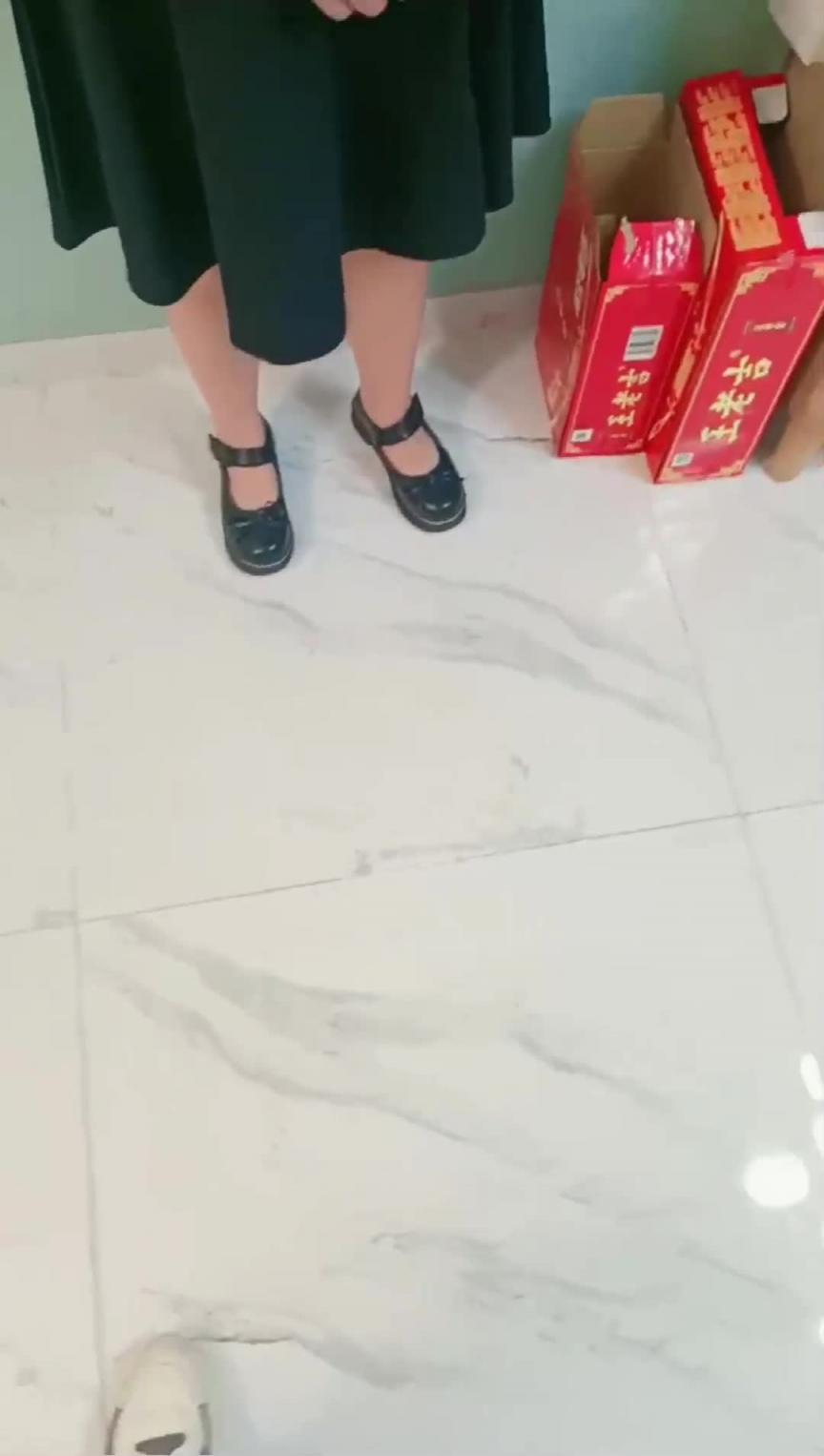 妈妈桑带新到的学生妹卖初夜自己脱光陪老板3P 预览截图 1