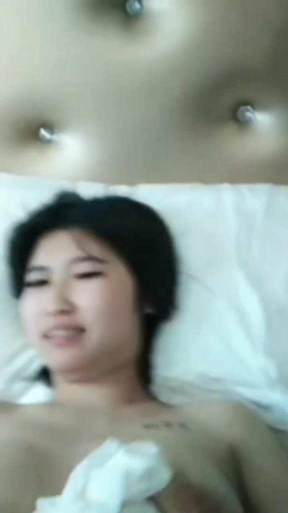 炸裂破处-PUA妹妹头短发学生妹，拉到酒店无套爆操美臀爆操破处 预览截图 11