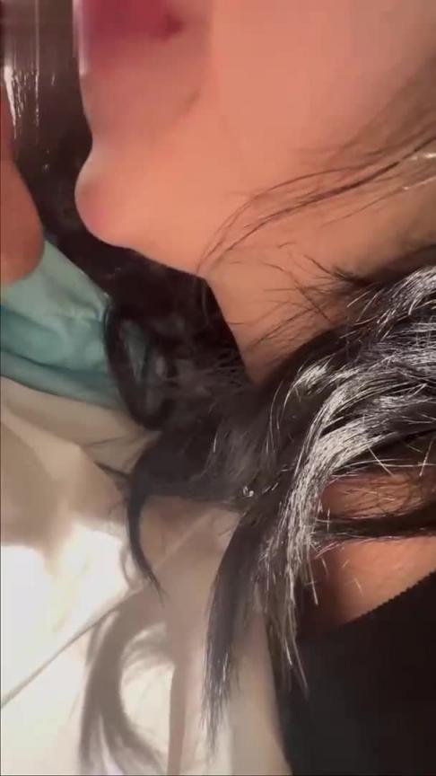 【姐弟乱伦-强上会喷水的亲姐姐】给姐姐舔脚舔穴内射,对白刺激 预览截图 4