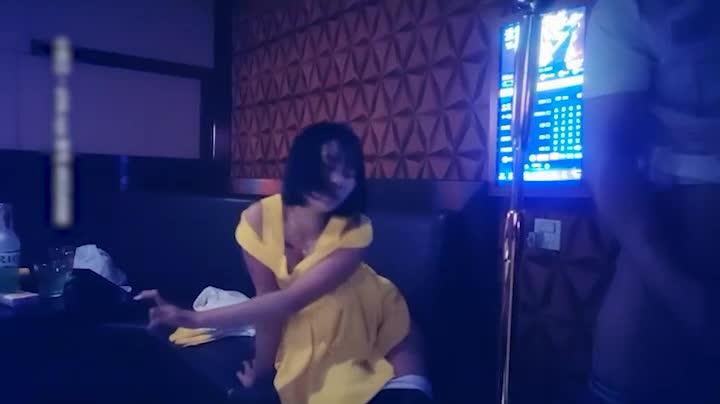 【七天探花】大哥罕见的KTV撩妹,只要离开妹子就自慰,太骚了 预览截图 12