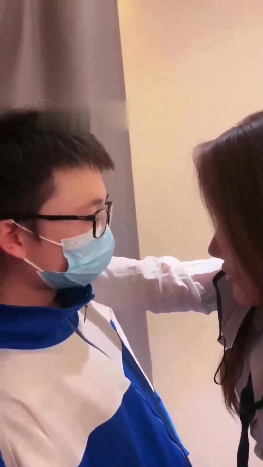 【火爆全网-深圳处男门事件】真实羞涩高中生，第一次馋女人口水 预览截图 3