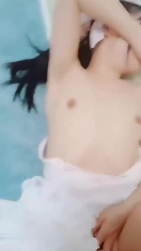 【兄妹乱伦】小马拉大车清纯嫩妹被小哥破处 预览截图 9