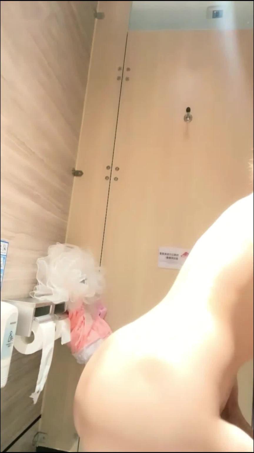 金发萝莉户外激情,在院子里尿尿脱内裤揉奶子 预览截图 11