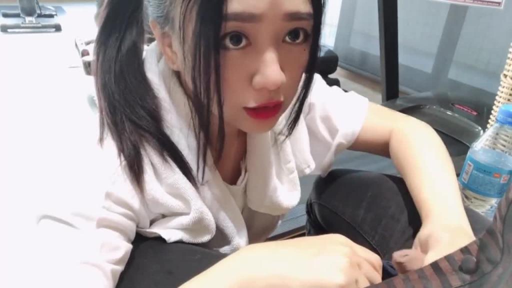 在健身房把她干到高潮 预览截图 4