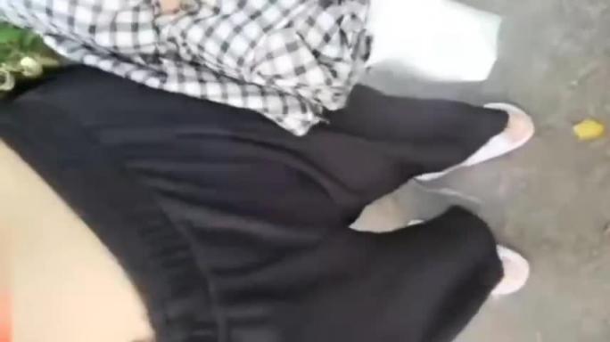 安徽蚌埠闺蜜姐妹公园勾搭路人,紧张刺激玩的就是心跳 预览截图 2