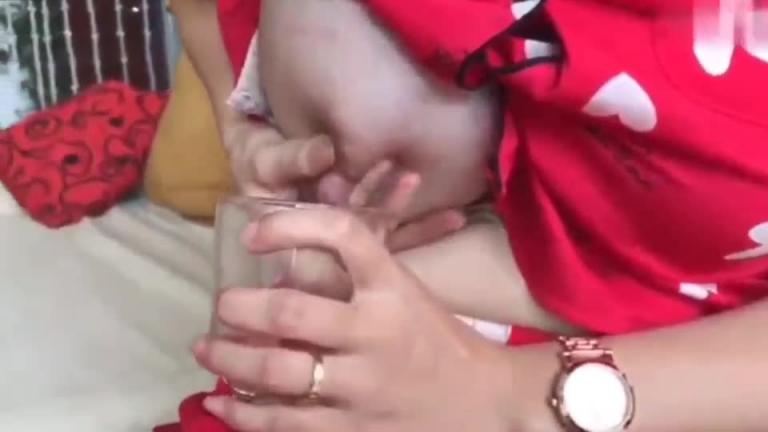 【侄嫂乱伦】弟弟嫂子的奶水好喝吗....你哥我都没有给他喝”刚生完孩子的嫂子趁哥哥不在家约嫂子 预览截图 1
