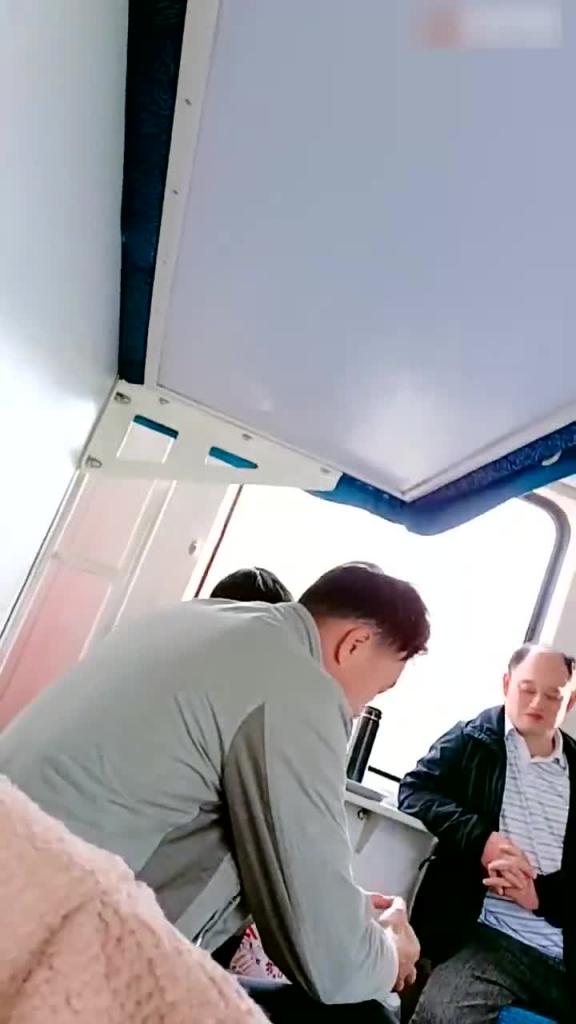 人前露出火车下铺妹子在自慰淫水流了一地旁边的大爷大妈不少太刺激了 预览截图 7