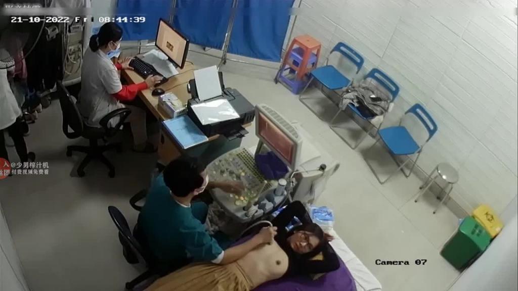 【医院监控泄密】流出:男医生做B超阴超,磨蹭温柔插入! 预览截图 3