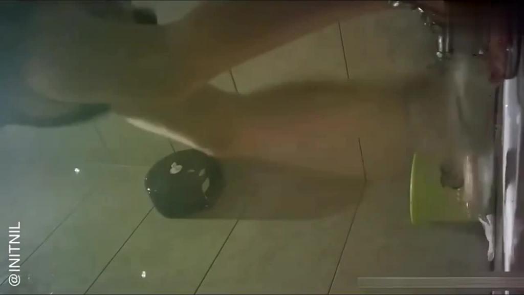 【KTV厕拍】冒死潜伏！武汉最旺KTV厕拍！ 预览截图 2