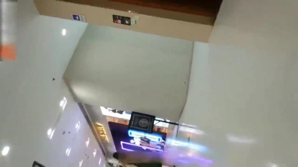 【福利】史上最牛逼抄底,100位美女学生裙底,商业街万达偷拍无内学生 预览截图 12
