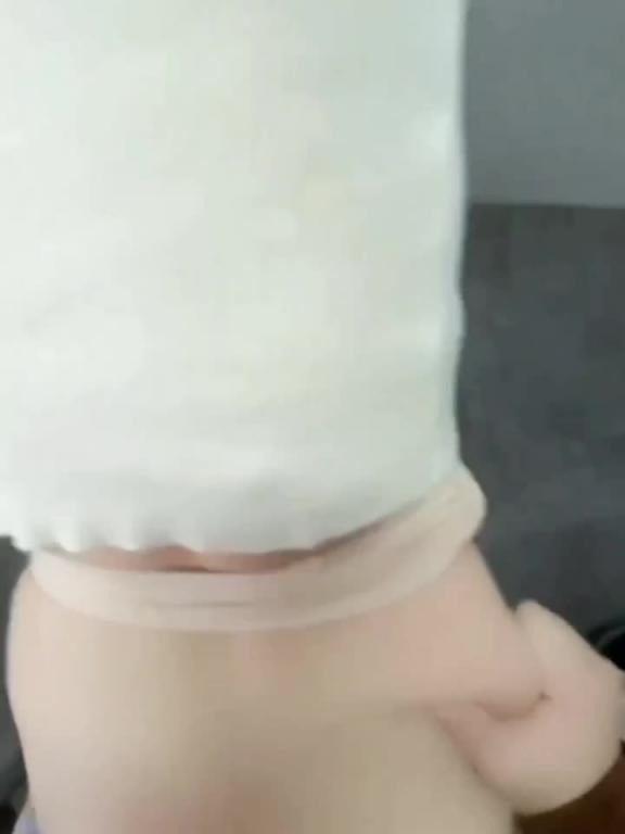 【姐弟乱伦】和姐姐在卫生间里后入,亲戚爸妈都在客厅 预览截图 12