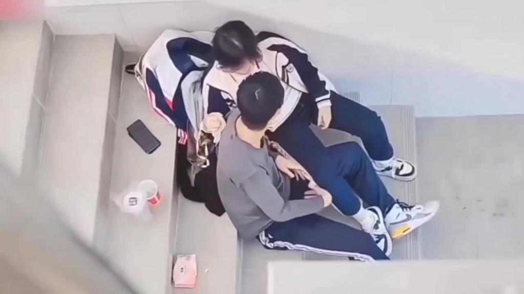 校园新料教学楼梯学生情侣初尝禁果抠逼享受表情啪啪性爱 预览截图 1