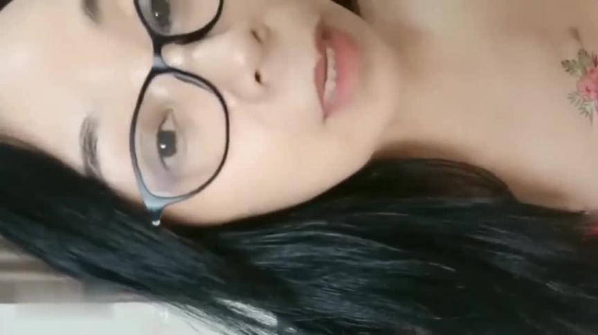 【真实母子乱伦】文化范眼镜妈妈和大学生儿子做爱无套内射还算挺嫩的蝴蝶逼 预览截图 12