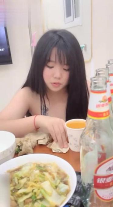 【兄妹乱伦】灌醉妹妹直接扒光衣服插进去 预览截图 6