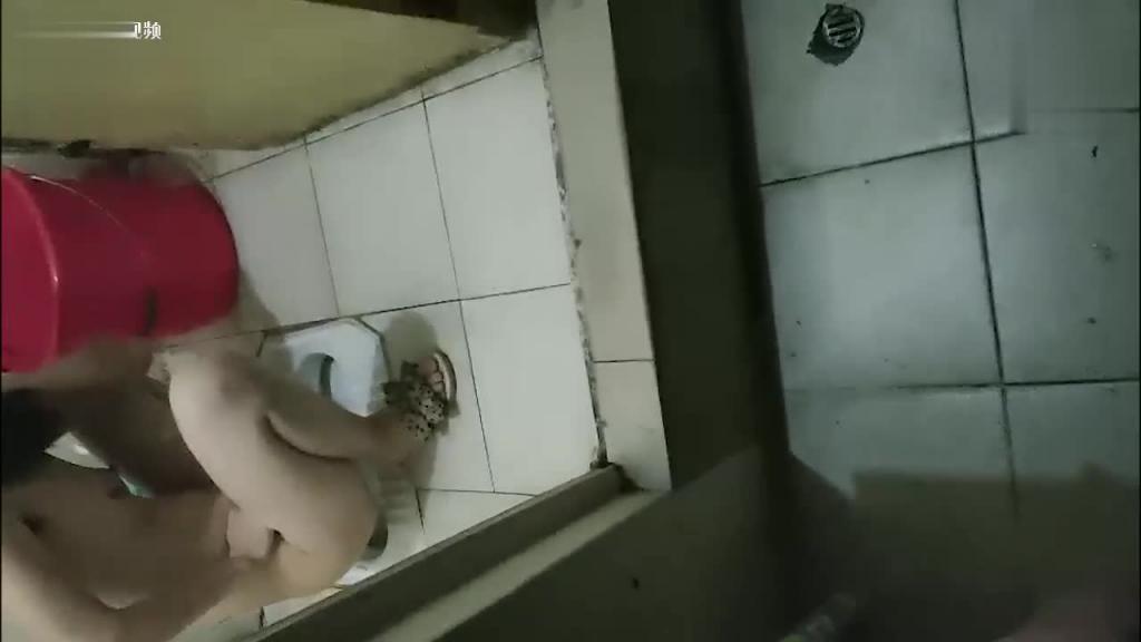 【兄妹乱伦】哥哥翻墙进女生宿舍看望表妹,撞见在洗澡没忍住给操了 预览截图 7