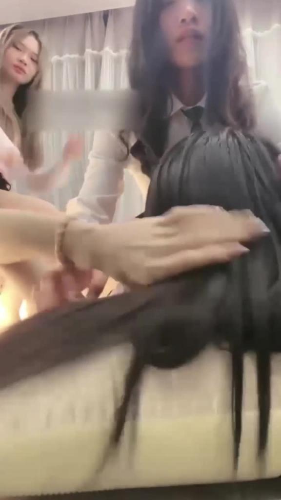 【女S调教空姐反差婊】清纯女神居然是女M,舔脚吞食唾液 预览截图 7