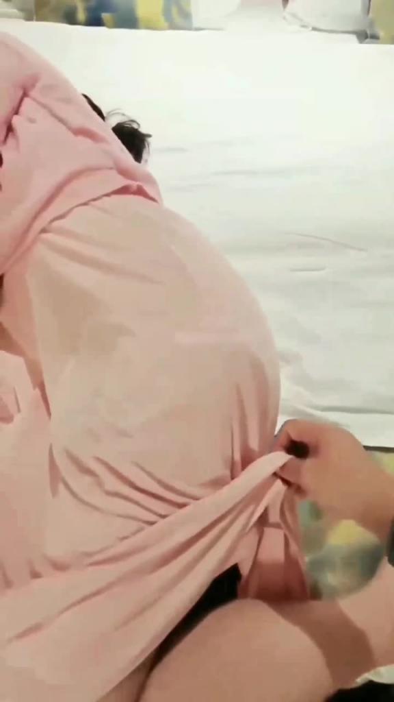 【父女乱伦】趁女儿酒醉不省人事如愿以偿的操到了童颜巨乳的女儿 预览截图 1