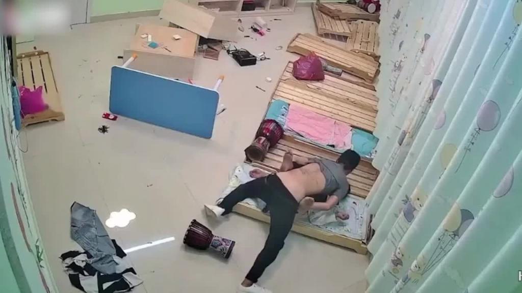 2 【真实强奸】廊坊金湾幼儿园幼师被前男友找上门争吵打砸过后被按在木板床上强奸! 预览截图 10