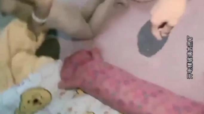 2/3淫荡少妇偷情小叔子 当着双胞胎儿子被小叔子爆操 边吃儿子鸡巴边被操 超刺激！ 预览截图 6