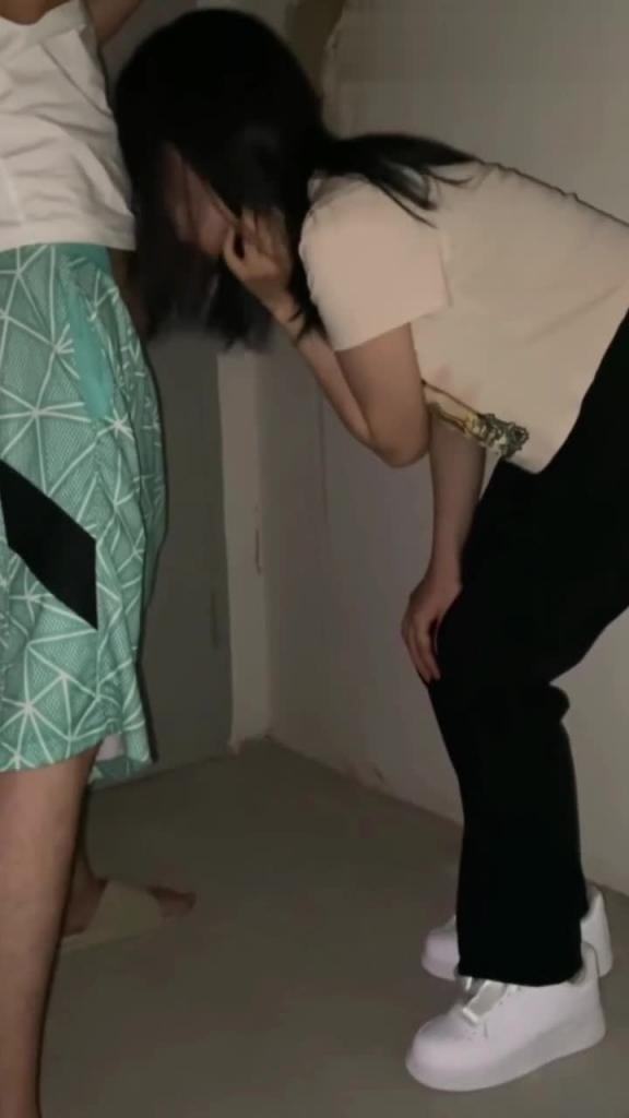 楼道偷情,大屌姐夫与小姨子楼道通奸口爆后入,巨屌顶她脸上瞬间征服 预览截图 8