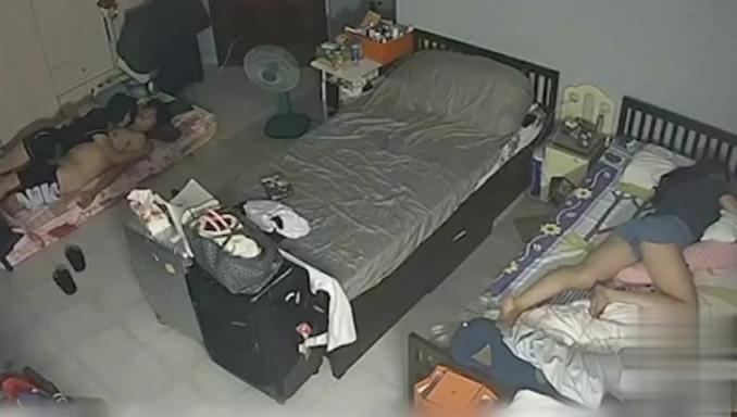 网爆门事件【家庭监控破解】午睡时乘妹妹睡着偷偷帮男友口爆!妹妹起身发现后尴尬转身! 预览截图 9