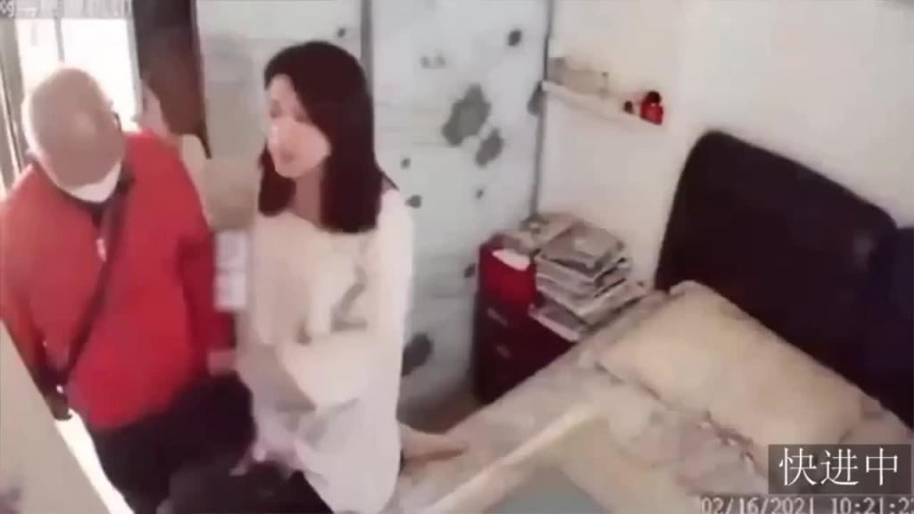 【炸裂网曝乱伦】爷爷给孙子发完红包,儿媳妇就进来同候内射 预览截图 1