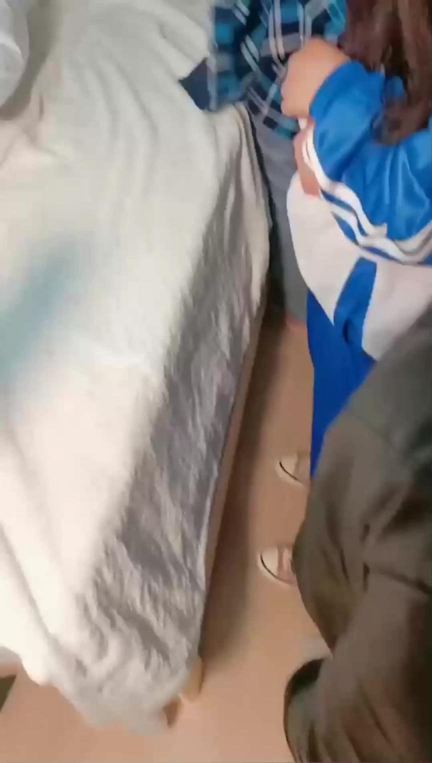 妈妈桑带新到的学生妹卖初夜自己脱光陪老板3P 预览截图 2