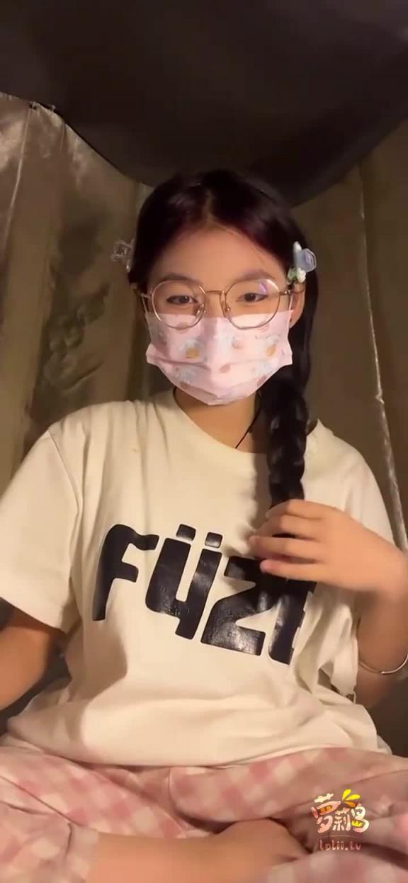 万人求视频来了!快手宿舍黑衣服眼镜妹终于找到本尊了!文静乖巧的眼镜妹私下却沉迷深夜黄播淫靡场面属实颠覆众人三观!3小时独家完整版 预览截图 7
