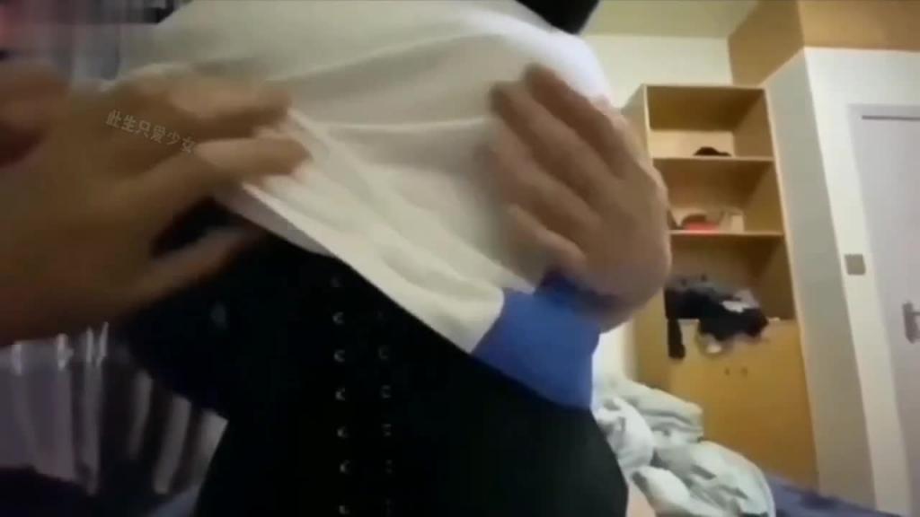 【最新泄密】宿舍骑乘极品奶球美臀学生妹,发育的是真的好 预览截图 6