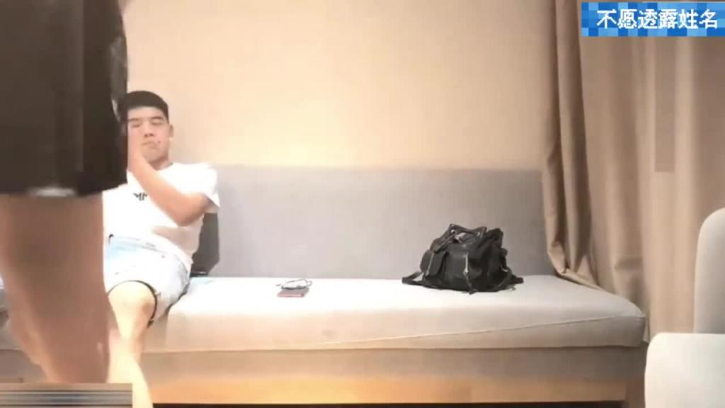 熟女人妻酒吧搭讪!探探少妇酒吧喝酒喝嗨了开房一人操一个 预览截图 1
