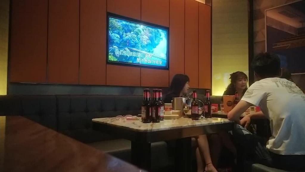 KTV激情不眠夜,三男三女唱歌玩成人游戏 预览截图 2