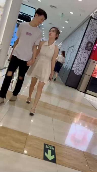 偷拍抄底白色长裙露背美女逛街 半透明内裤露出黑森林 预览截图 5