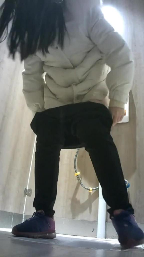 厕所偷拍学生妹 预览截图 3