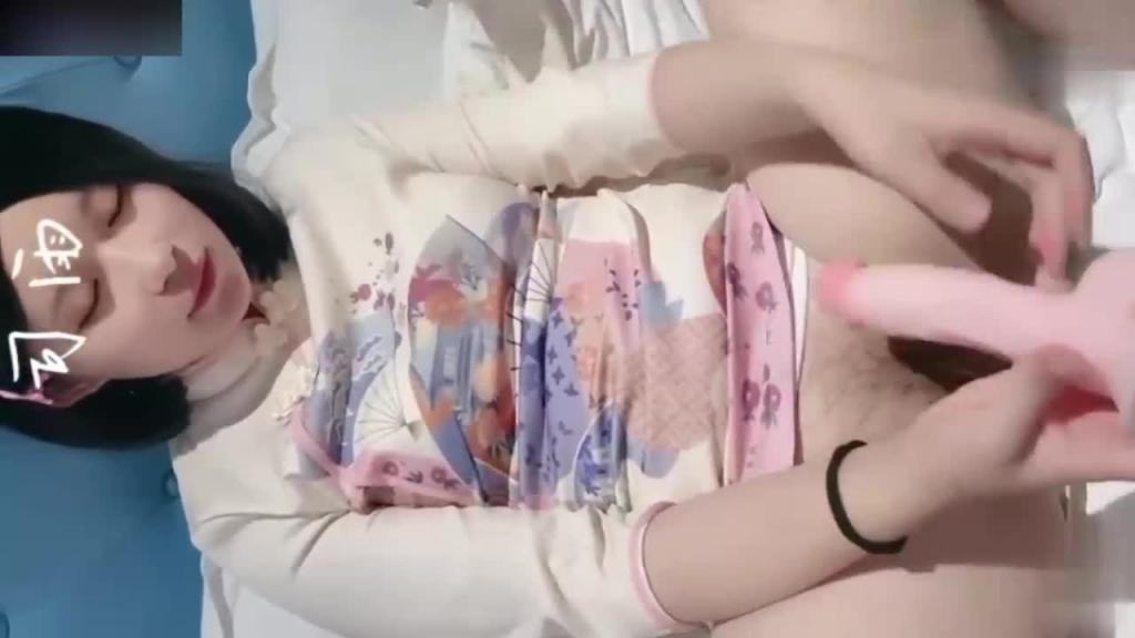 网红学生妹淫荡反差婊司雨旗袍雨女玩具抽刺粉嫩阴道 预览截图 1