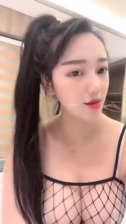 大奶御姊开直播和粉丝聊聊～抖内够多连内衣都脱掉了 预览截图 7